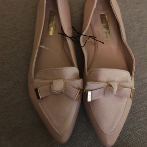 Cute little pointed toe flats.